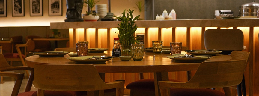 Уютный интерьер кафе с деревянными столами и тёплым освещением